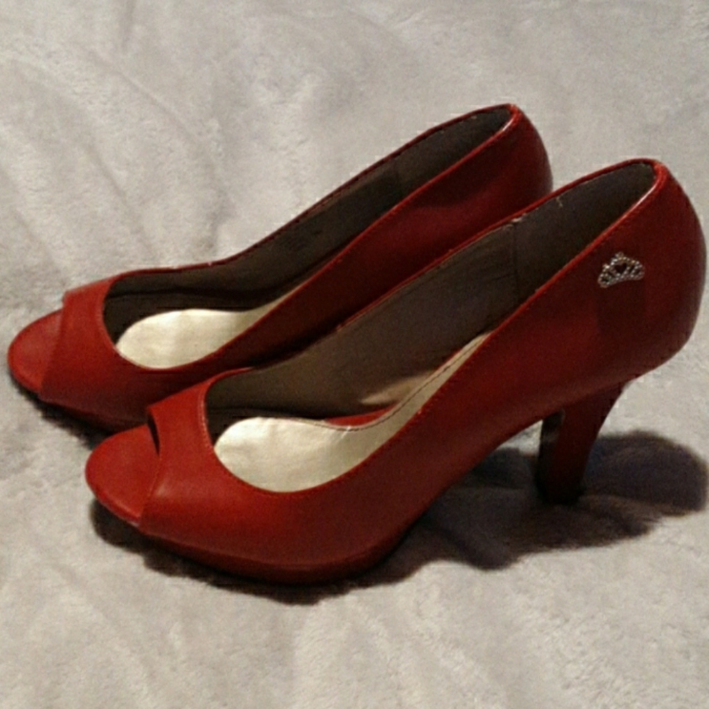 👠 Red Fergalicious Pumps - Size 7